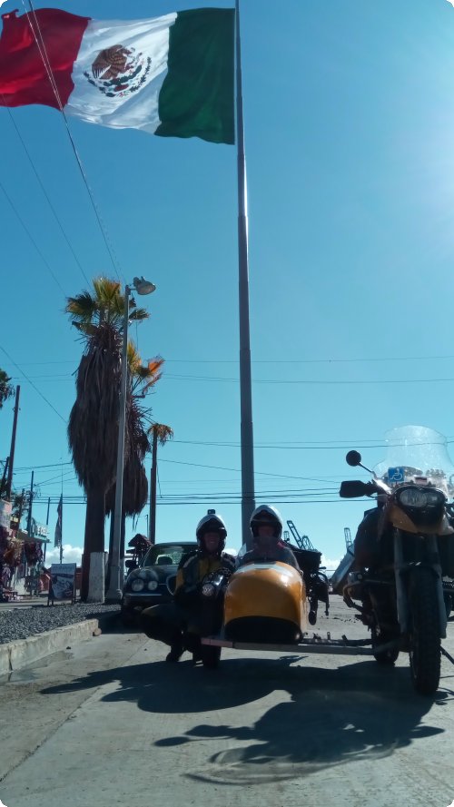 Kleines Motorrad, große Flagge: Willkommen in Mexico!