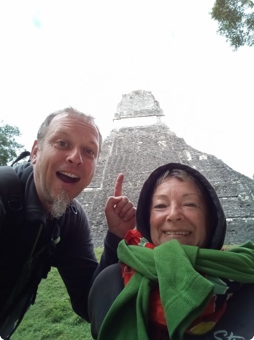 Temple 1 in Tikal nach überlebter Fahrt mit dem Kleinlaster. Frisch am frühen Morgen