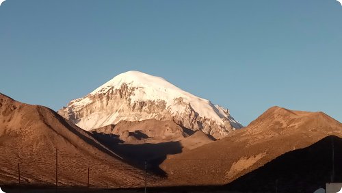 Groß und mächtig: Der Sajama wacht über sein Dorf.